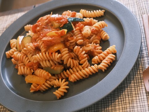 ズッキーニとツナのトマトパスタ